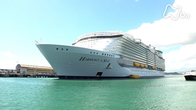 カリブ海　大型客船の旅　“世界最大”の船上に出現した動く街！