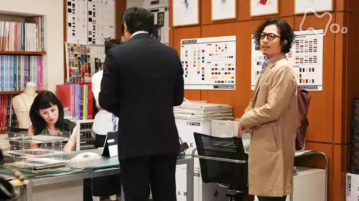 女はドレスに罪を隠す