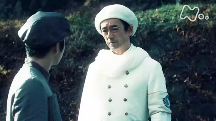 「白い服の男」