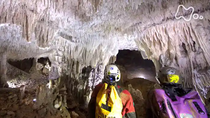 「絶景の巨大洞窟と大氷瀑に挑む！」