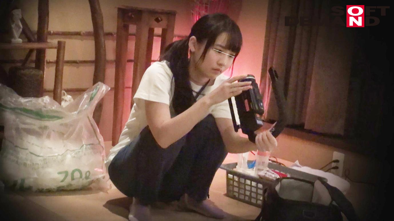 小柄なオンナADが拘束されて犯されていた!AV撮影の裏側大公開!SOD女子社員 制作部2年目 菜月ゆかり