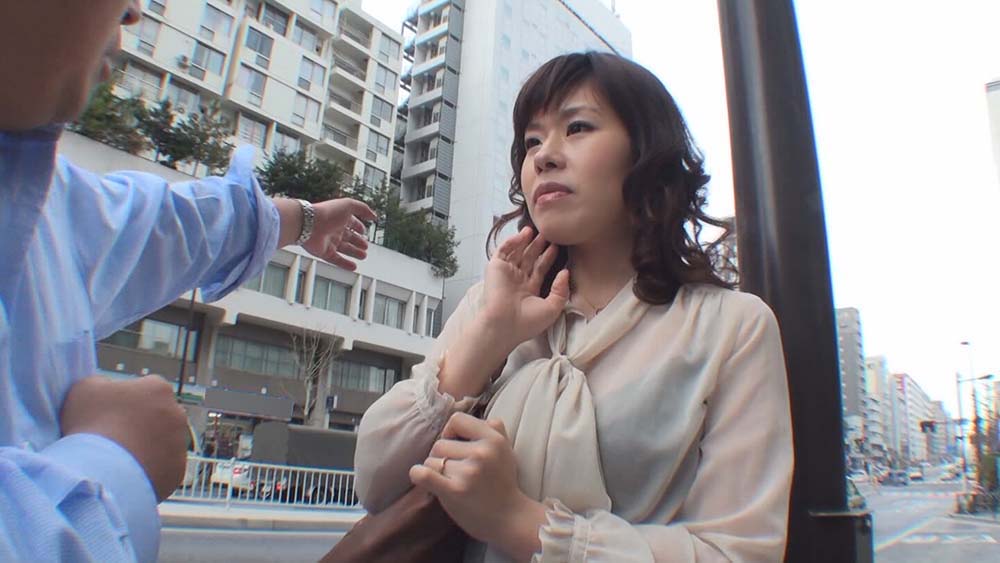 「あなたがその気にさせたんでしょ」　すました顔して歩いていても、ナンパＳＥＸを待ちわびている、隠れ欲求不満美熟女　人妻中出し１２人４時間