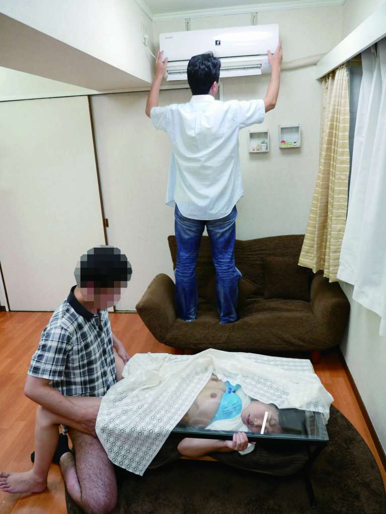 ルート山崎 母親と息子が机の下でこっそり近親相姦ゲーム2 秘密にしてたい私の性事情