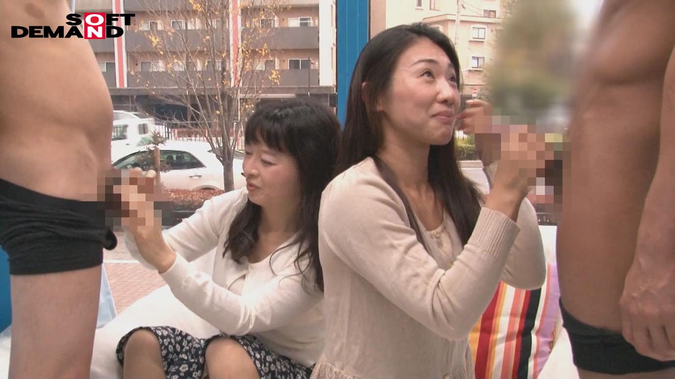 【配信限定で復刻】マジックミラー号 35歳以上人妻限定!旦那とはご無沙汰な人妻が超絶デカチンセックスで溜まりに溜まった性欲解放!in豊島区 かおる(37歳)じゅんこ(38歳)