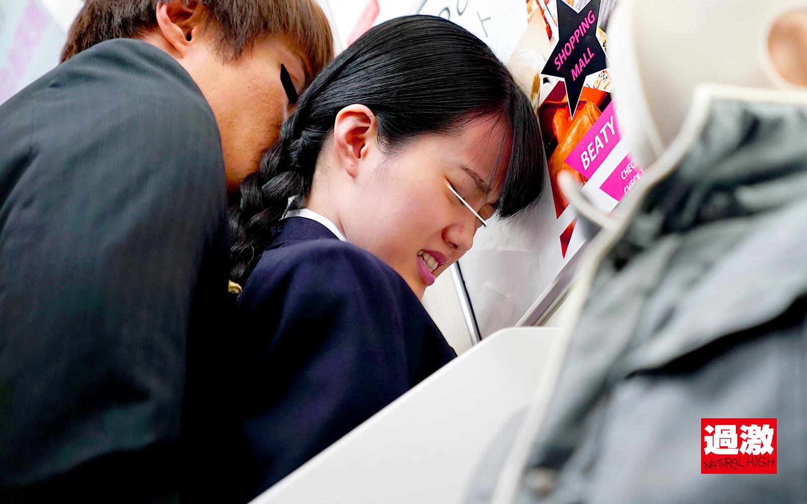 痴漢師に電車の隅でこっそりイラマされ顔面えずき汁まみれで泣き寝入りする女子○生