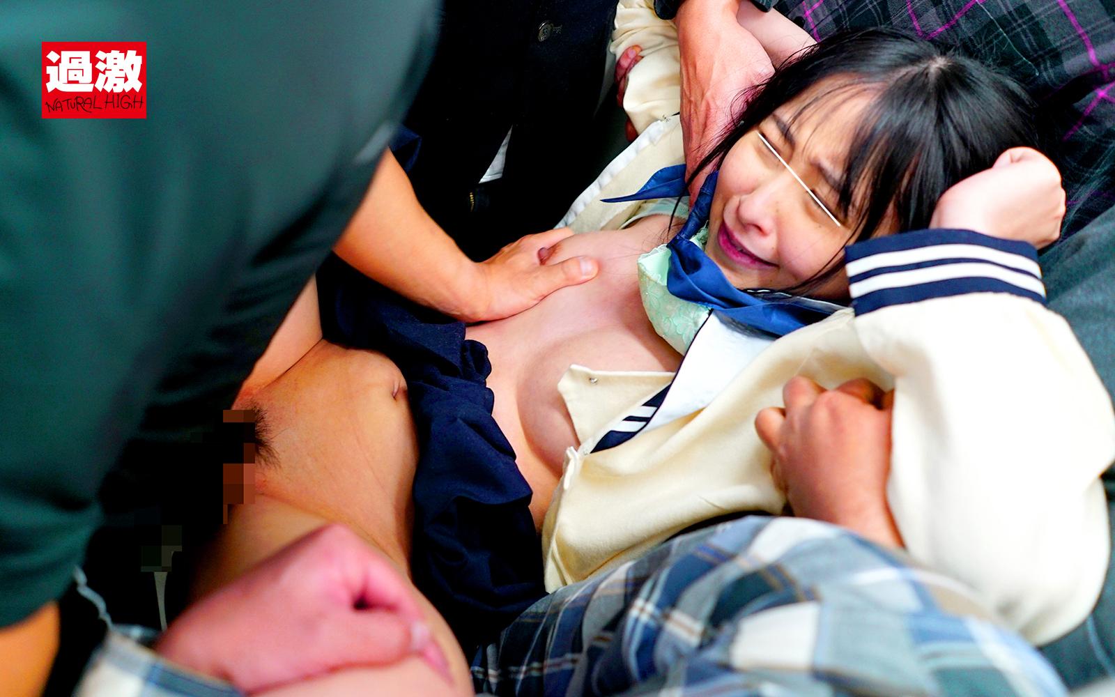 痴漢師に電車の隅でこっそりイラマされ顔面えずき汁まみれで泣き寝入りする女子○生