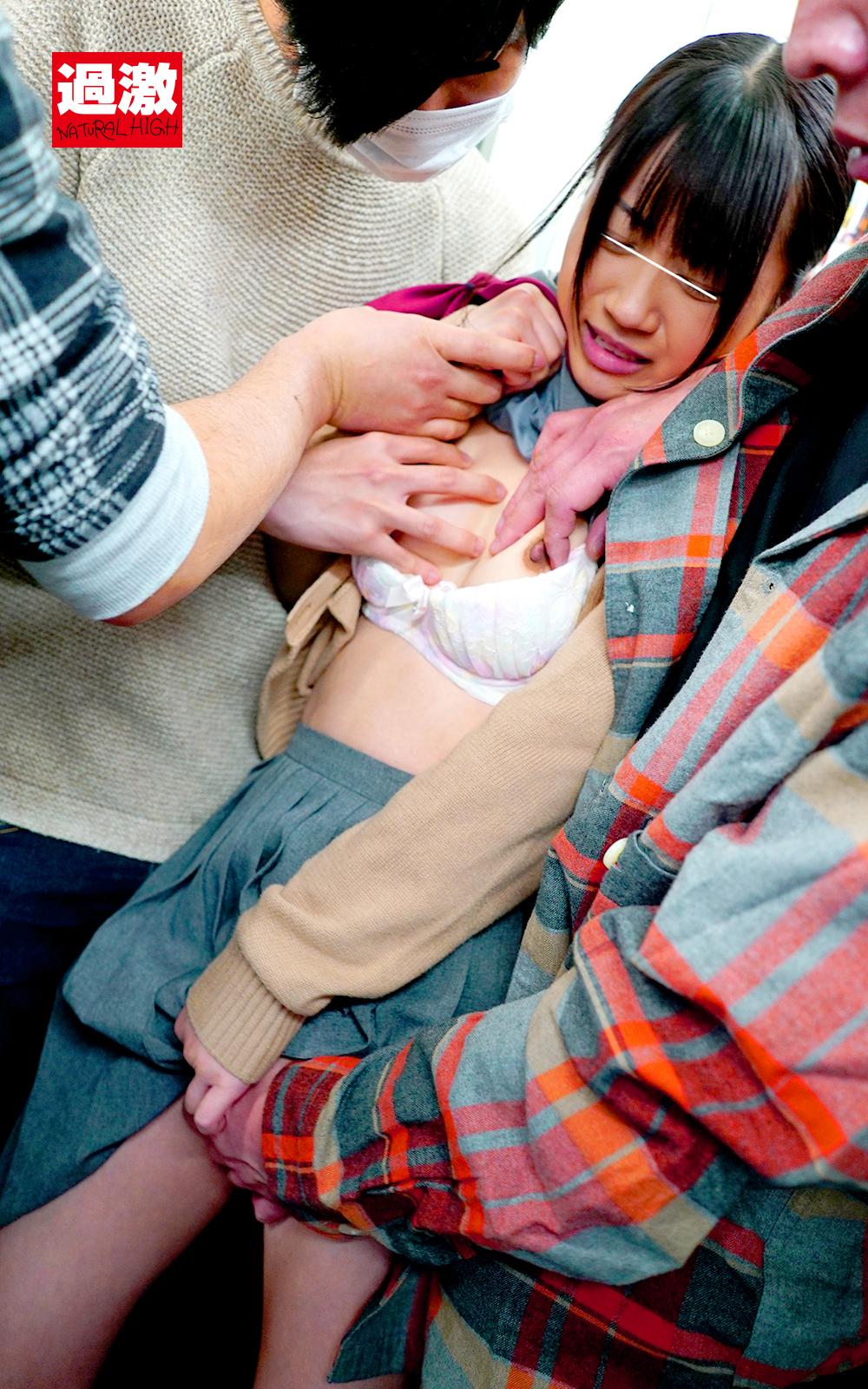 痴漢師に電車の隅でこっそりイラマされ顔面えずき汁まみれで泣き寝入りする女子○生