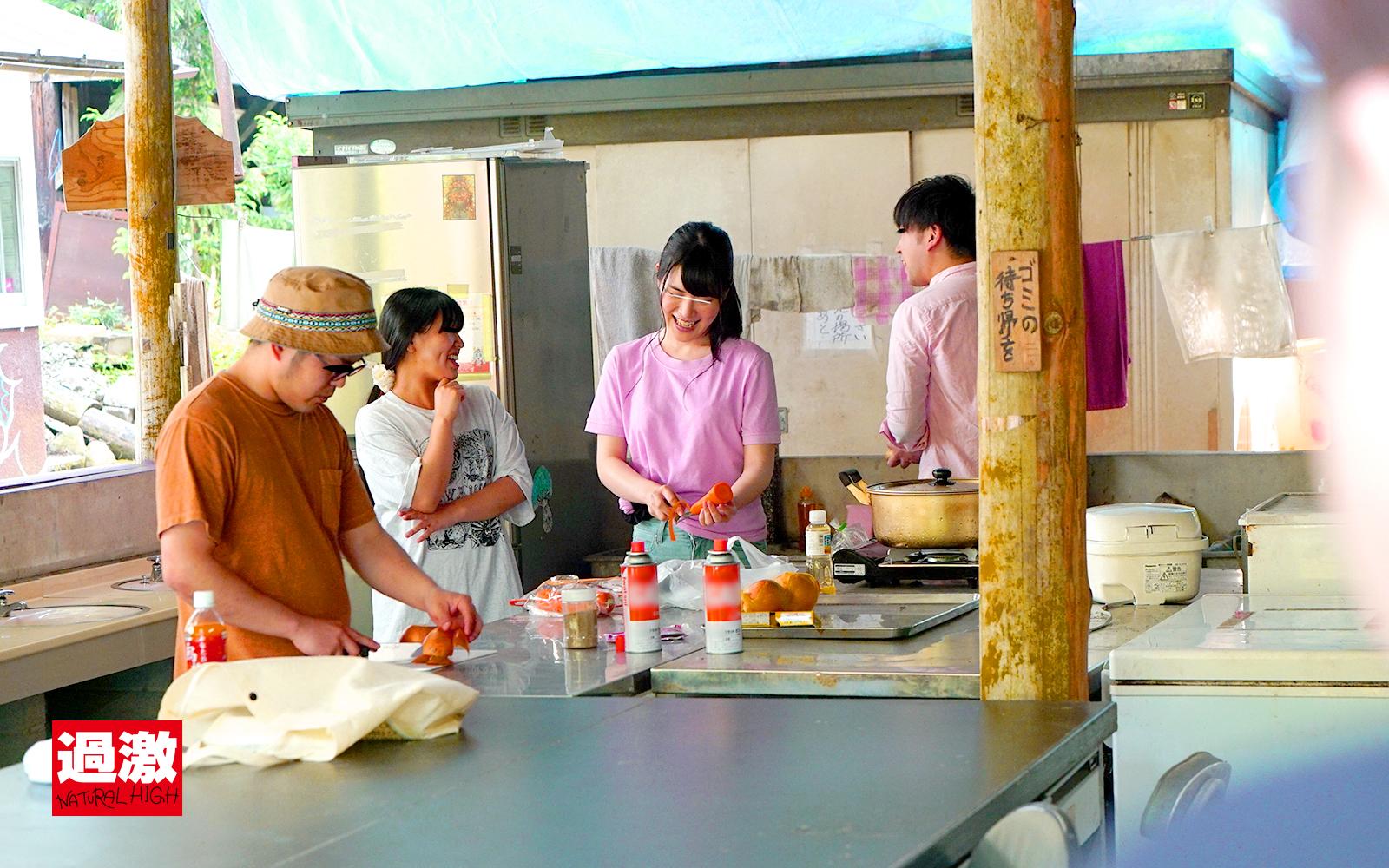 キャンプ場で痴漢師にローターを挿れられぴたぴたデニムを濡らして失禁イキする美尻女