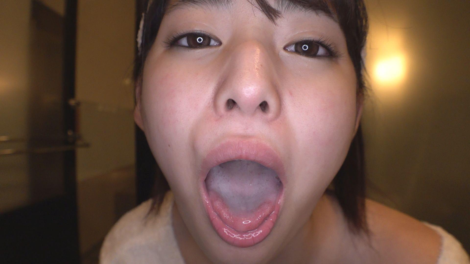 愛嬌精飲 美味しそうにザーメンをごっくんする絶対美少女と露出お散歩