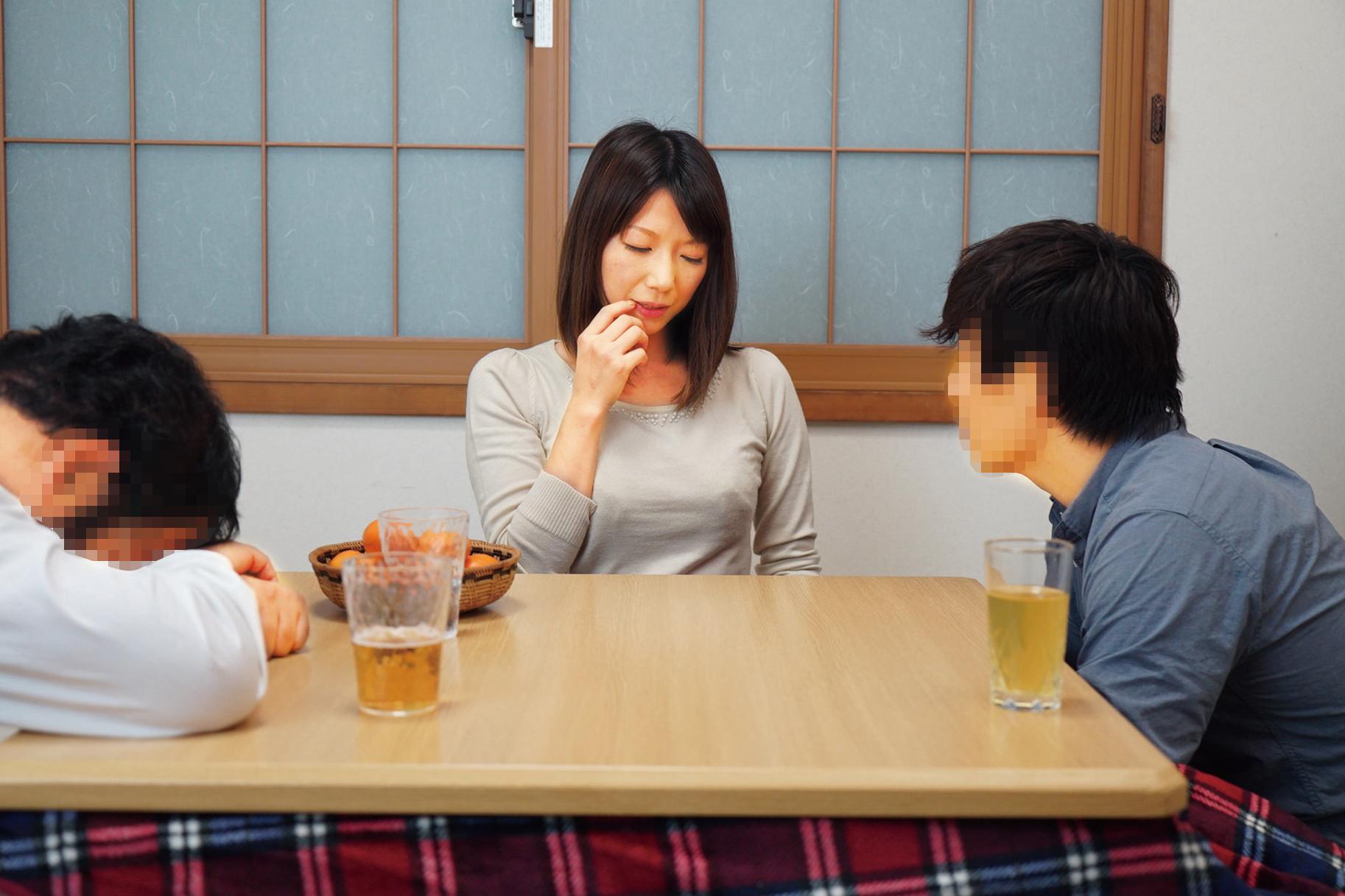 コタツ特化アングル近親相姦! コタツの中!お義母さんのマ〇コを弄りまくりビチャビチャに興奮させて愛液糸引き!NTR近親相姦SEXで何度でもイキまくってしまった4時間