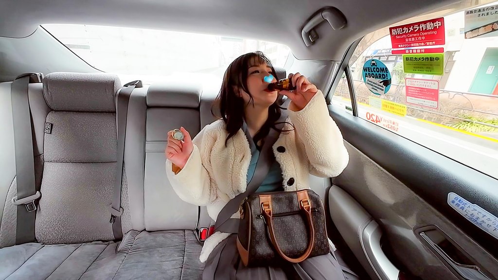 サトウアカリ 密室タクシードライバー