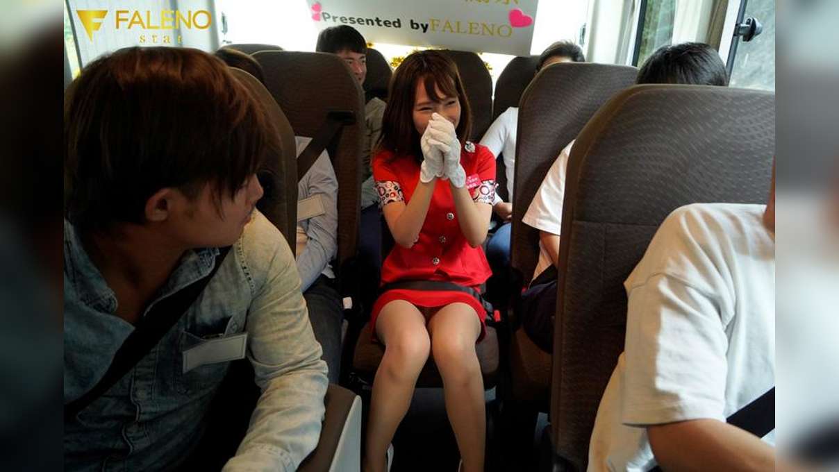 Японская мама автобусе. Японцы в общественном транспорте. Японки в общественном транспорте. Японские девочки в транспорте. Девушки японки в общественном транспорте.