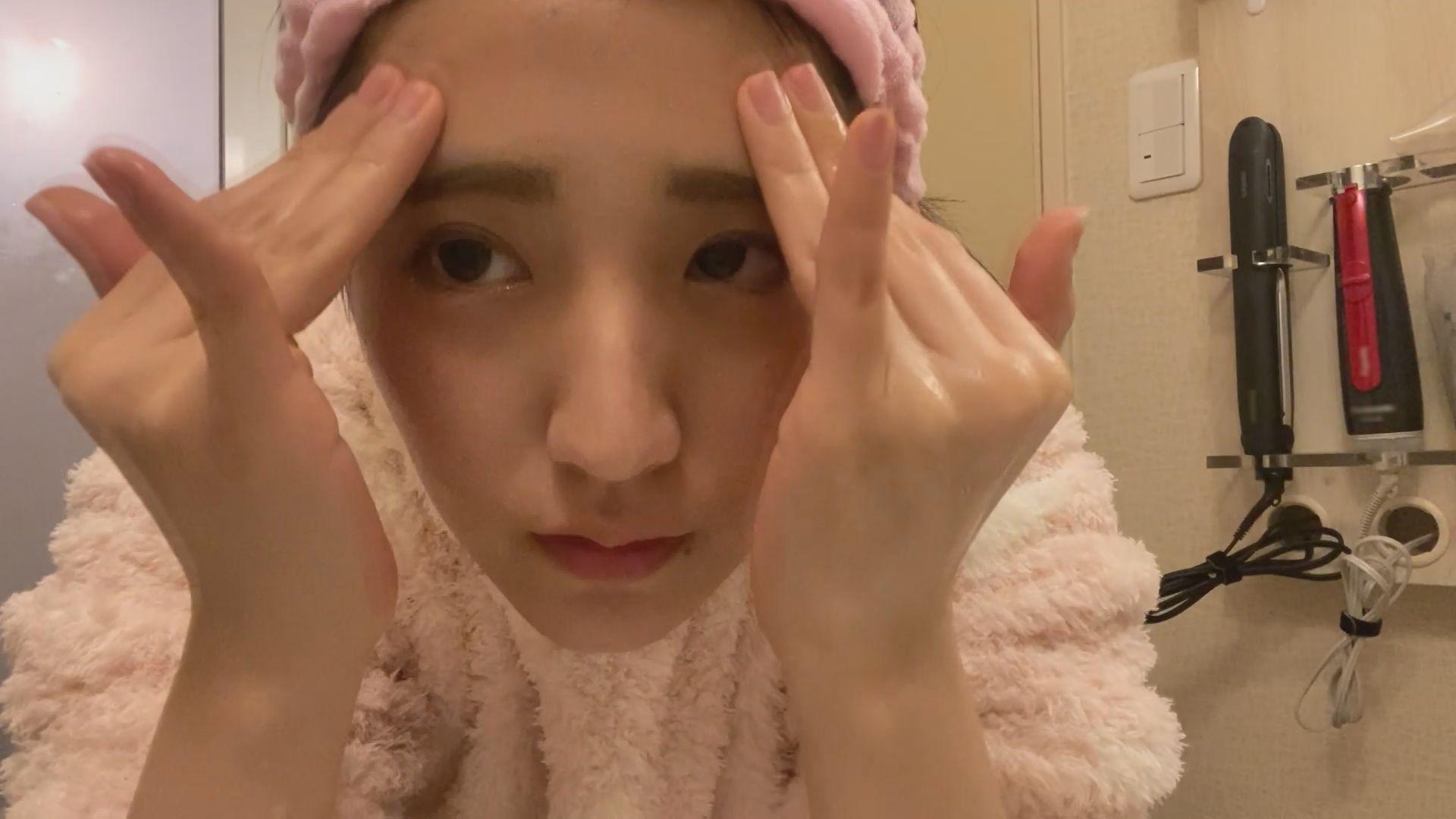 接吻露出　学校では優等生を演じてるベロちゅう好きな本物ビッチ。所構わず自撮りでわいせつ発情デート