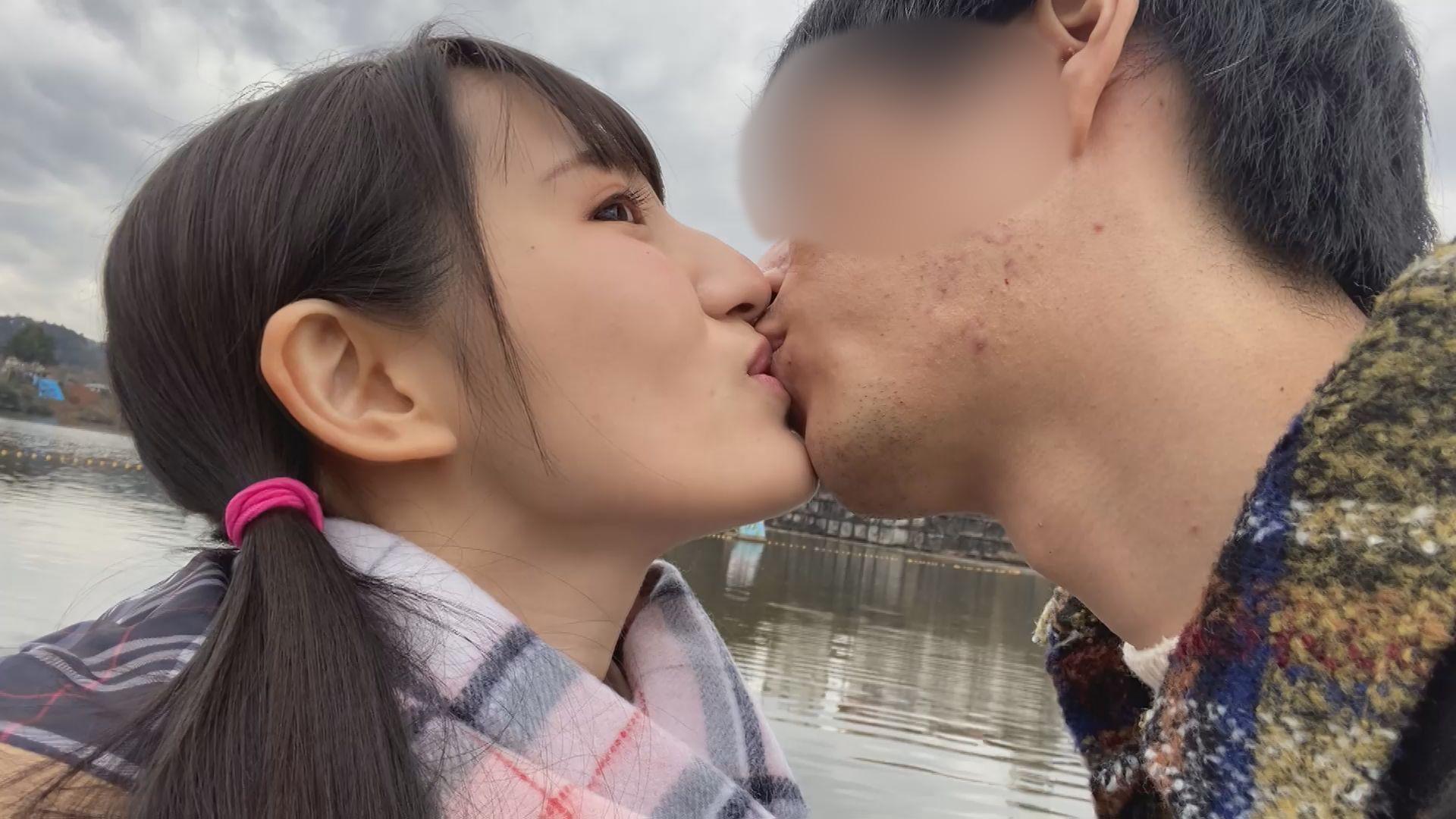 接吻露出　学校では優等生を演じてるベロちゅう好きな本物ビッチ。所構わず自撮りでわいせつ発情デート