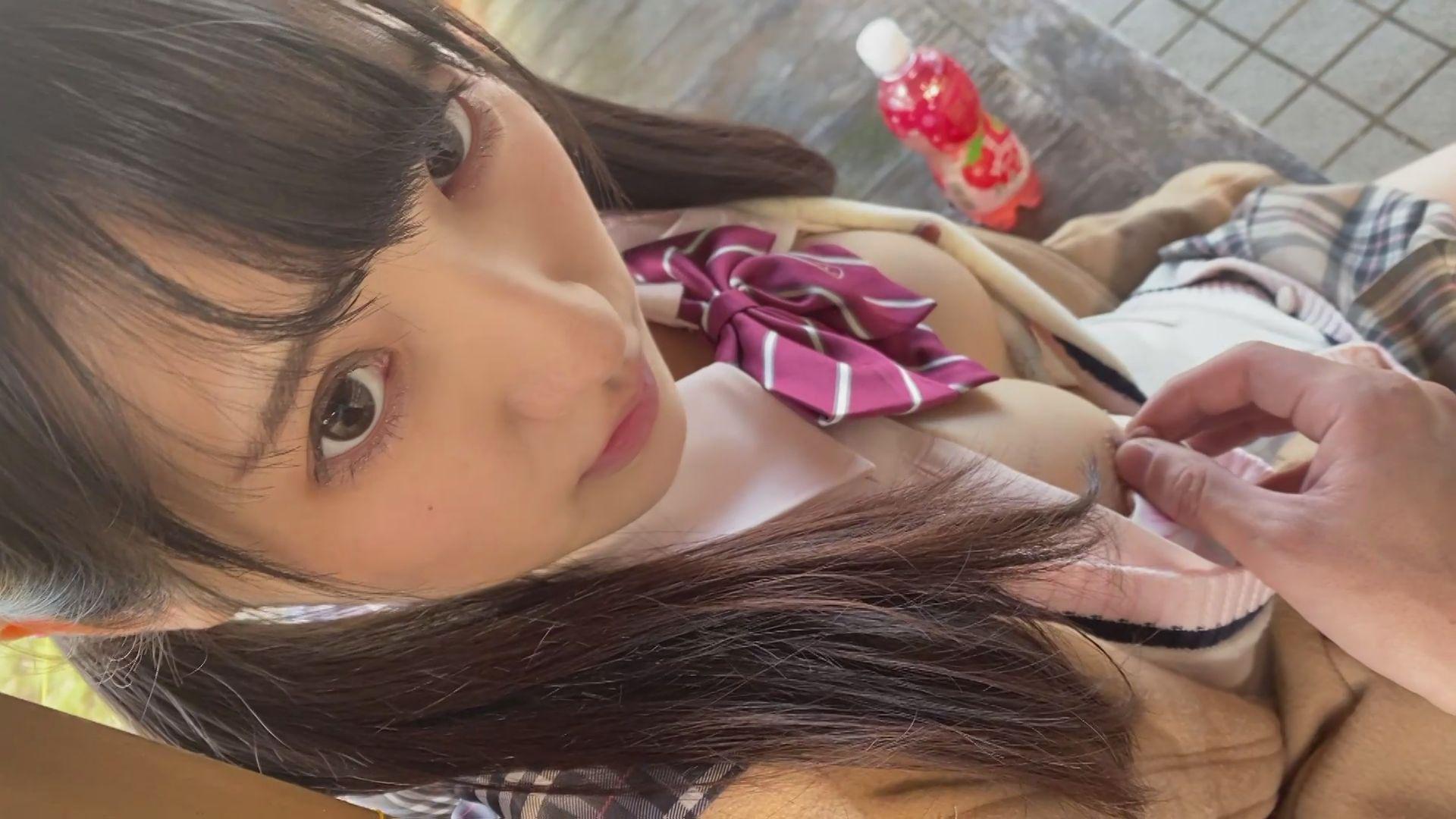 接吻露出　学校では優等生を演じてるベロちゅう好きな本物ビッチ。所構わず自撮りでわいせつ発情デート