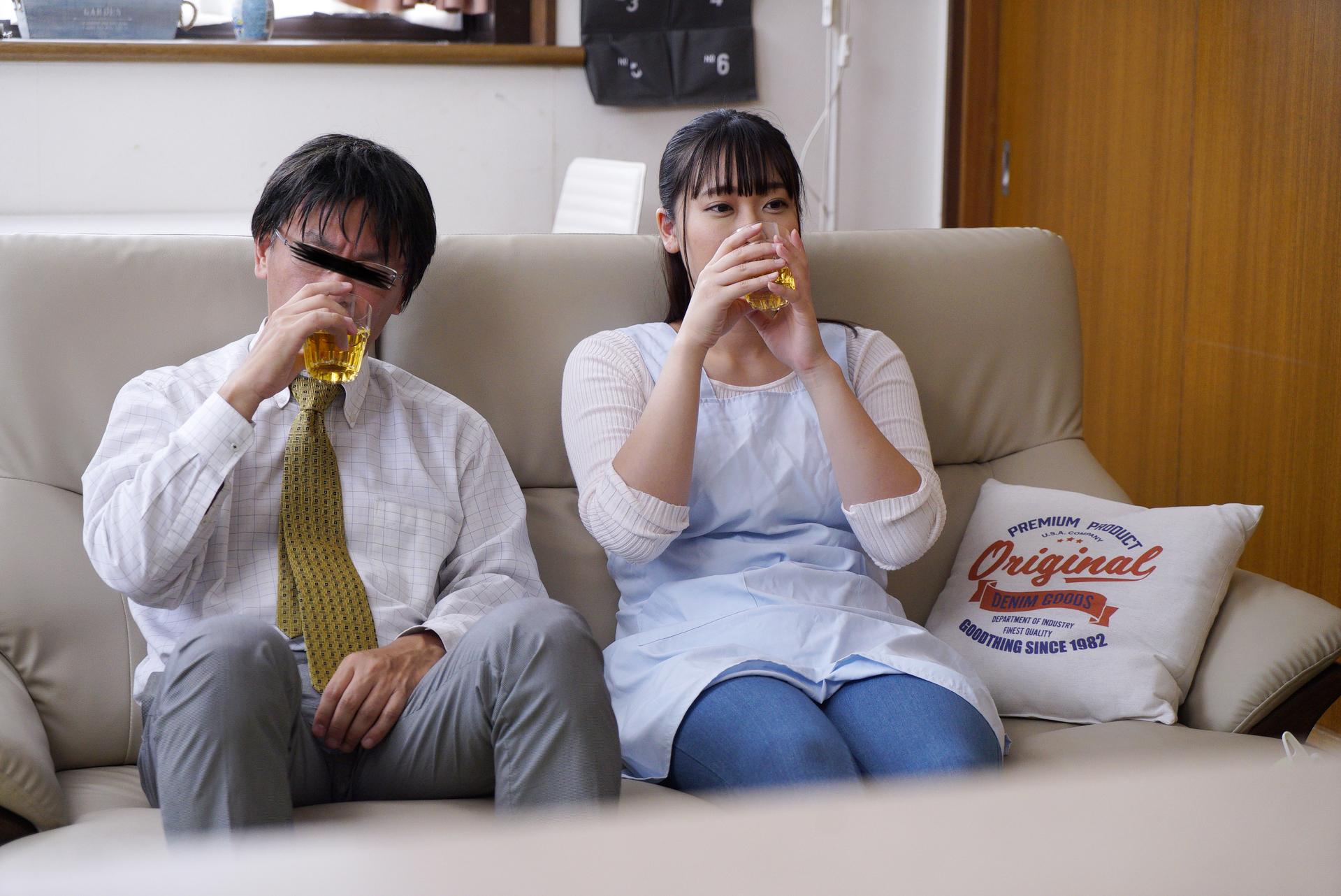巨尻の家事代行おばさんとヤるために邪魔な父親には眠剤!おばさんには媚薬を飲ませたら…横で寝ているオヤジチ〇ポをまさかのフェラ!?父親のフニャチンじゃ満足できず僕の勃起チ〇ポにしゃぶりついてきた
