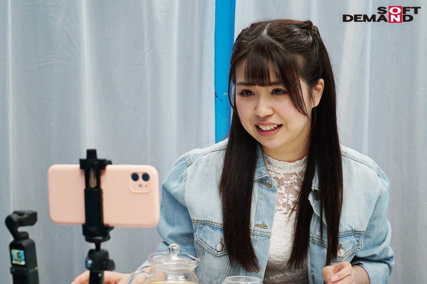 マジックミラー号 上京女子大生限定! 彼氏とTV電話中にぶるぶる激震アクメ椅子スイッチON!バレずに電話しきったら賞金獲得!のハズが…クリトリス超刺激でご無沙汰おま〇こから漏れ滴る大量潮吹き