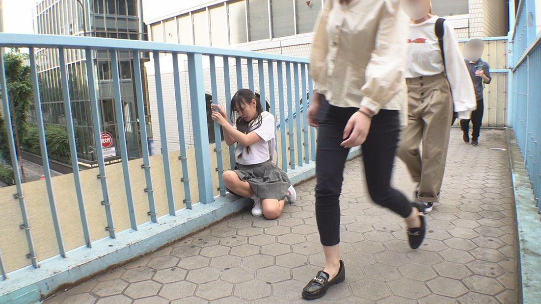 羞恥!野外腰砕け!激ヤバ・ビッグバンローターをマ○コに入れて潮吹きアクメデート!20りん