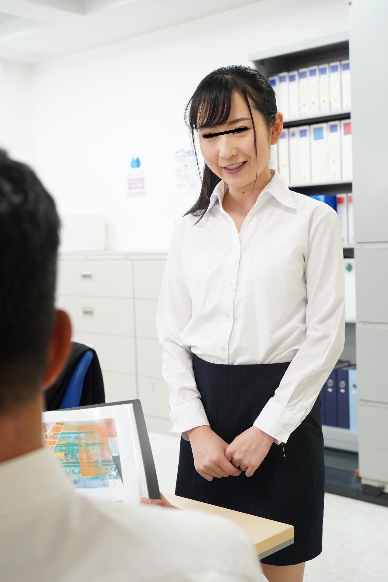 ちびっ子女子社員パワハライラマ調教　身長が低いソソる女子社員を他の社員にバレないように仕事の合間に机の下に潜らせて毎日フェラさせて楽しむ絶倫の上司。涙目でイラマ汁垂らながら必死にシャブル女子社員を、マダマダ甘いんだよ今日はお仕置きしてやるぞと調教！仕込まれた女子社員はオ〇ンコに極太でお仕置きしてくださいと嗚咽しながらお願いしてくる！！