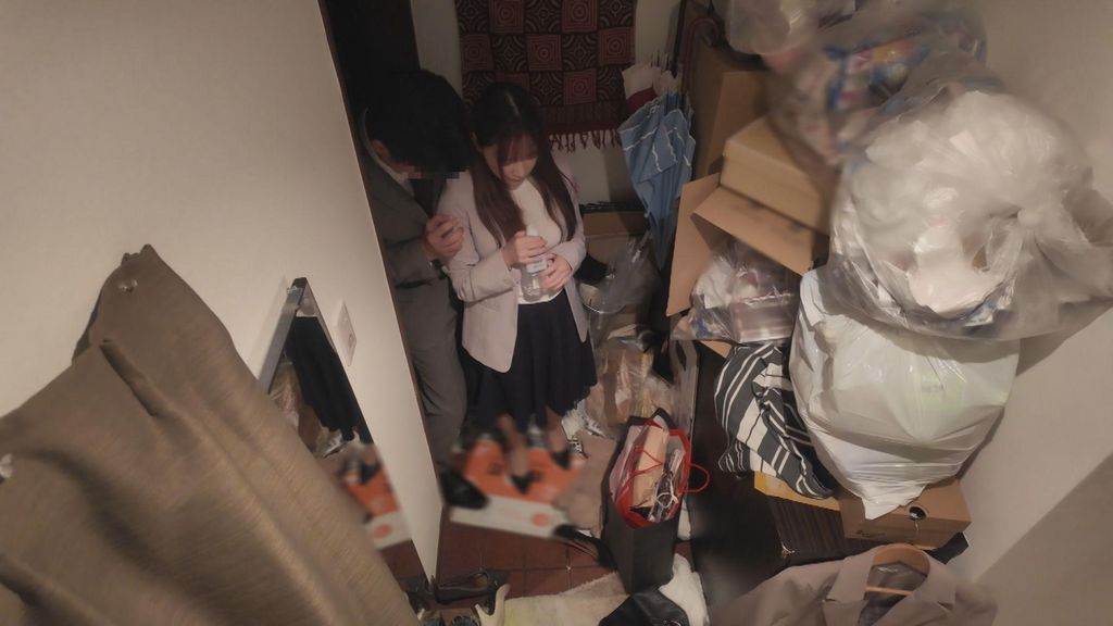 我慢できない…玄関セックス　扉一枚隔てた向こうは外。バリキャリOLの汚部屋でNGR