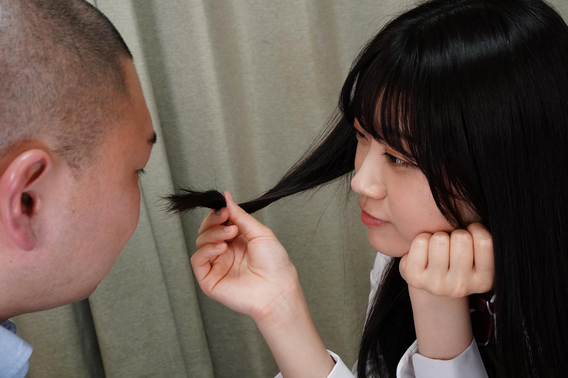 制服少女たちの綺麗な髪に発射したい