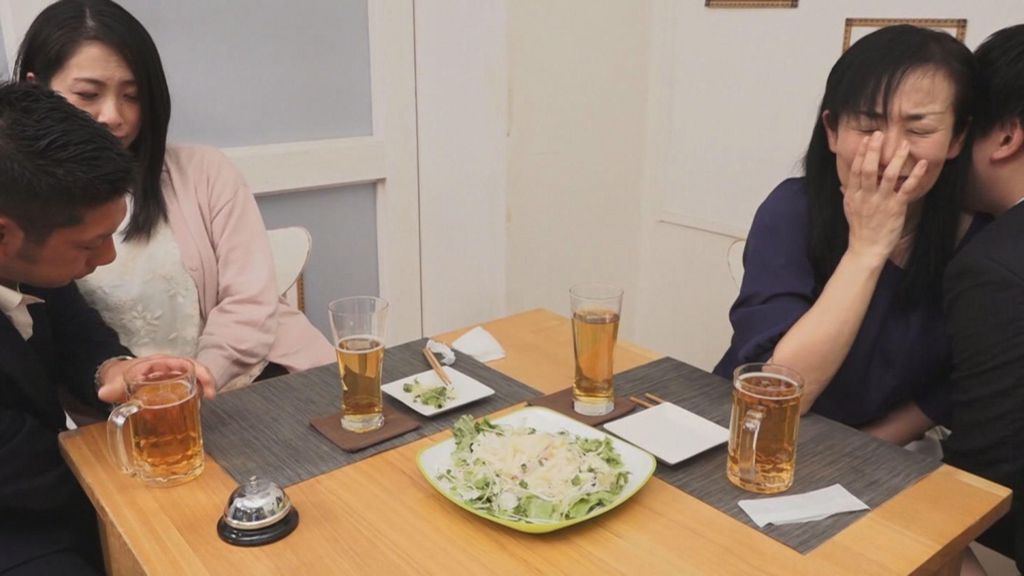 今夜はお酒もおかずも最高だ!仕事終わりに飲んでる女をナンパ3