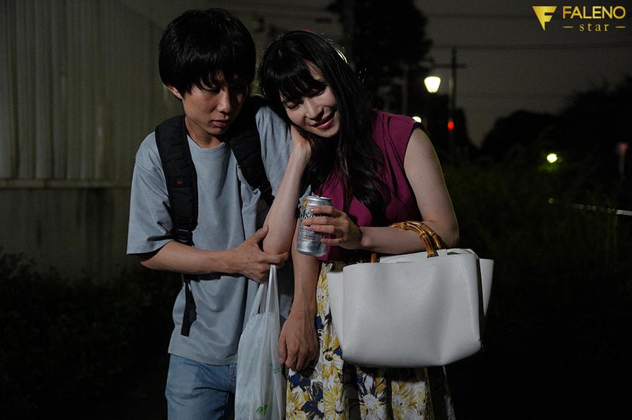 「私のおっぱい気になるの？」からかわれて勃起したボクは先輩の巨乳彼女とパイズリSEXしまくった… 小野夕子