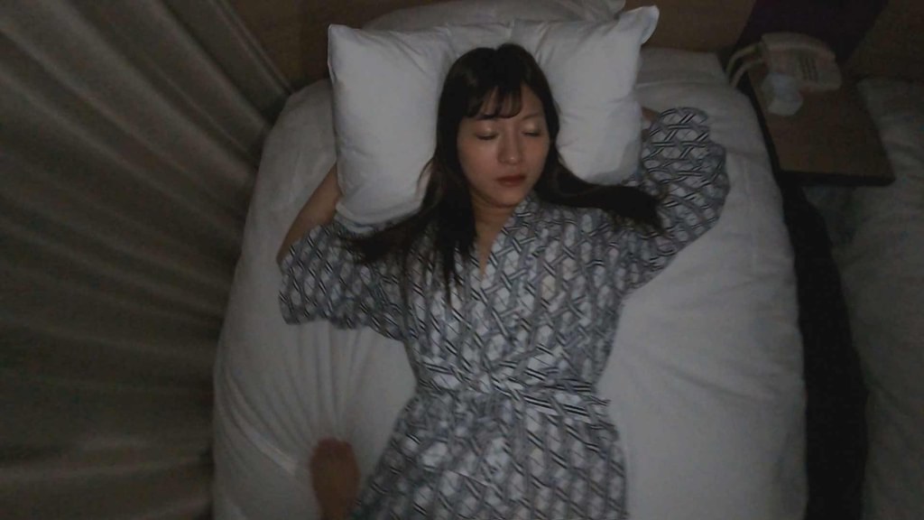 【●い潰れているところにチン凸お邪魔】フェロモン出過ぎ! ヒトヅマ派遣社員【ムッチリボディが布団の上で悶える!】
