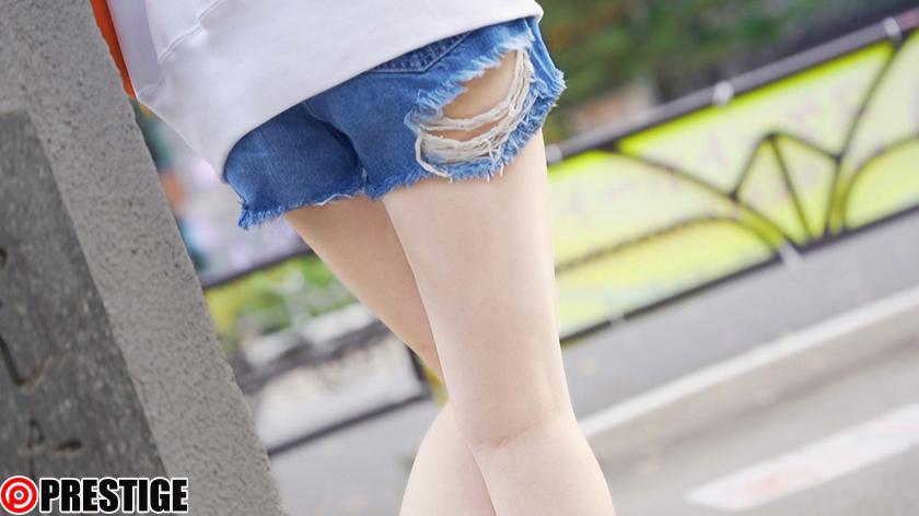 ストリート・クイーン AV debut!! かれん(21)女子大生 街の視線を集める路上の女王がAV参戦!