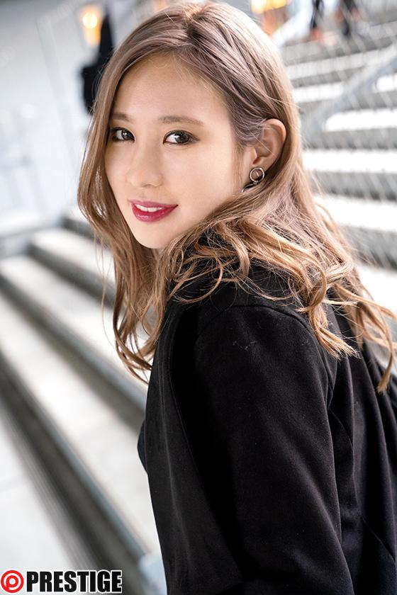 ストリート・クイーン AV debut!! かれん(21)女子大生 街の視線を集める路上の女王がAV参戦!