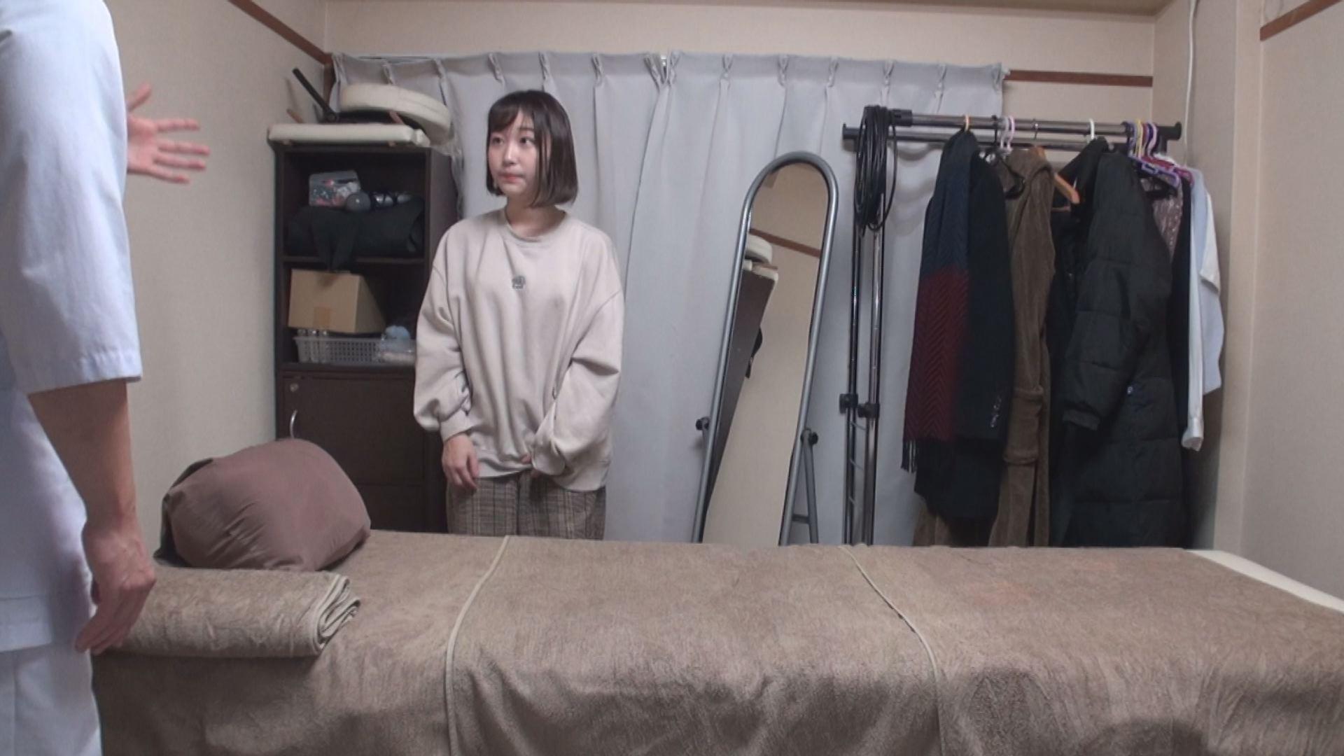 媚薬オイルマッサージ痴漢盗撮＆中出し素人娘VOL.32超強力媚薬を配合したマッサージオイルを施術中に知らずに塗りこまれたオンナは、身体の火照りに驚き、チ〇ポを欲しがる自分に戸惑い、垂れ出したマン汁に恥ずかしがりながらも生ハメ中出しまで欲してしまう！