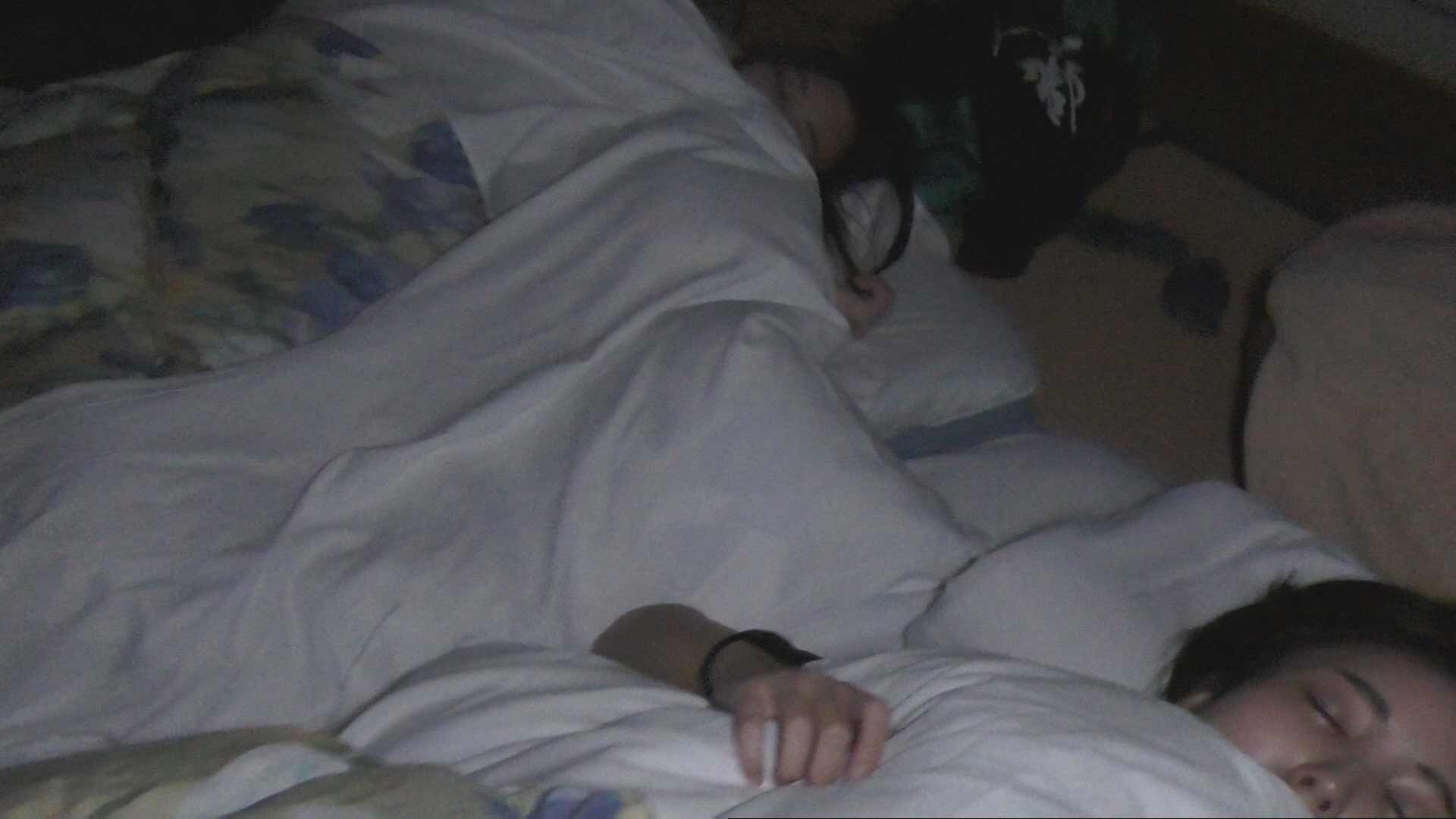 【寝てる彼女に凸!】隣に友達が寝てるのに…【声我慢SEX!】