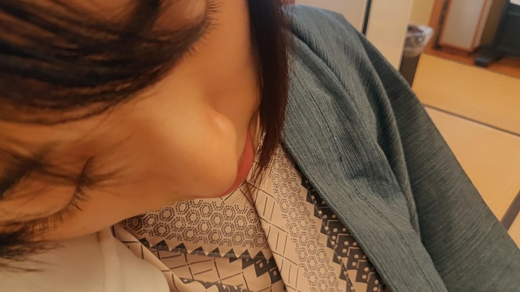 慰安旅行でほろ●い&泥●した人妻は2本のチ●ポにうっとり…なし崩し的4Pセックス