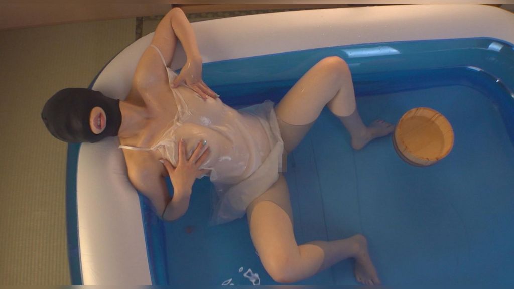 覆面巨乳素人とプールで濡れ濡れSEX