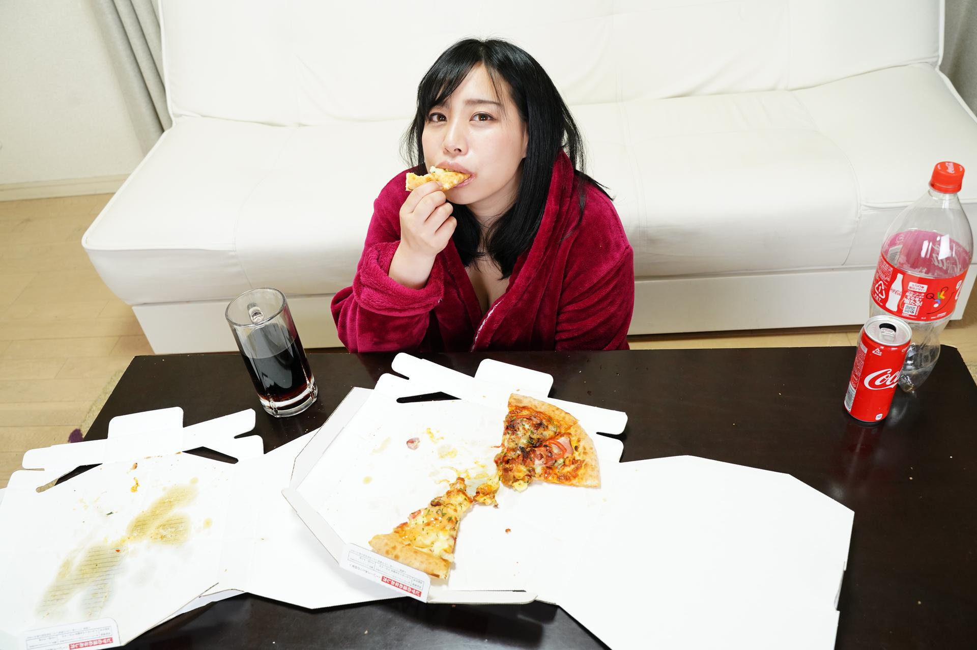 ぽっちゃり美女はよく食ってよく出す! 餅田ササピリカ