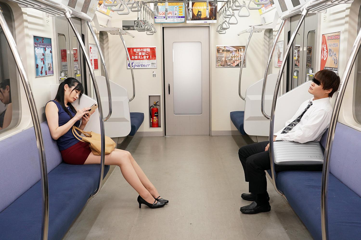 最終電車で痴女とまさかの2人きり!向かいの座席でパンチラしてくるホロ酔い美脚女の誘惑で勃起したらヤられた