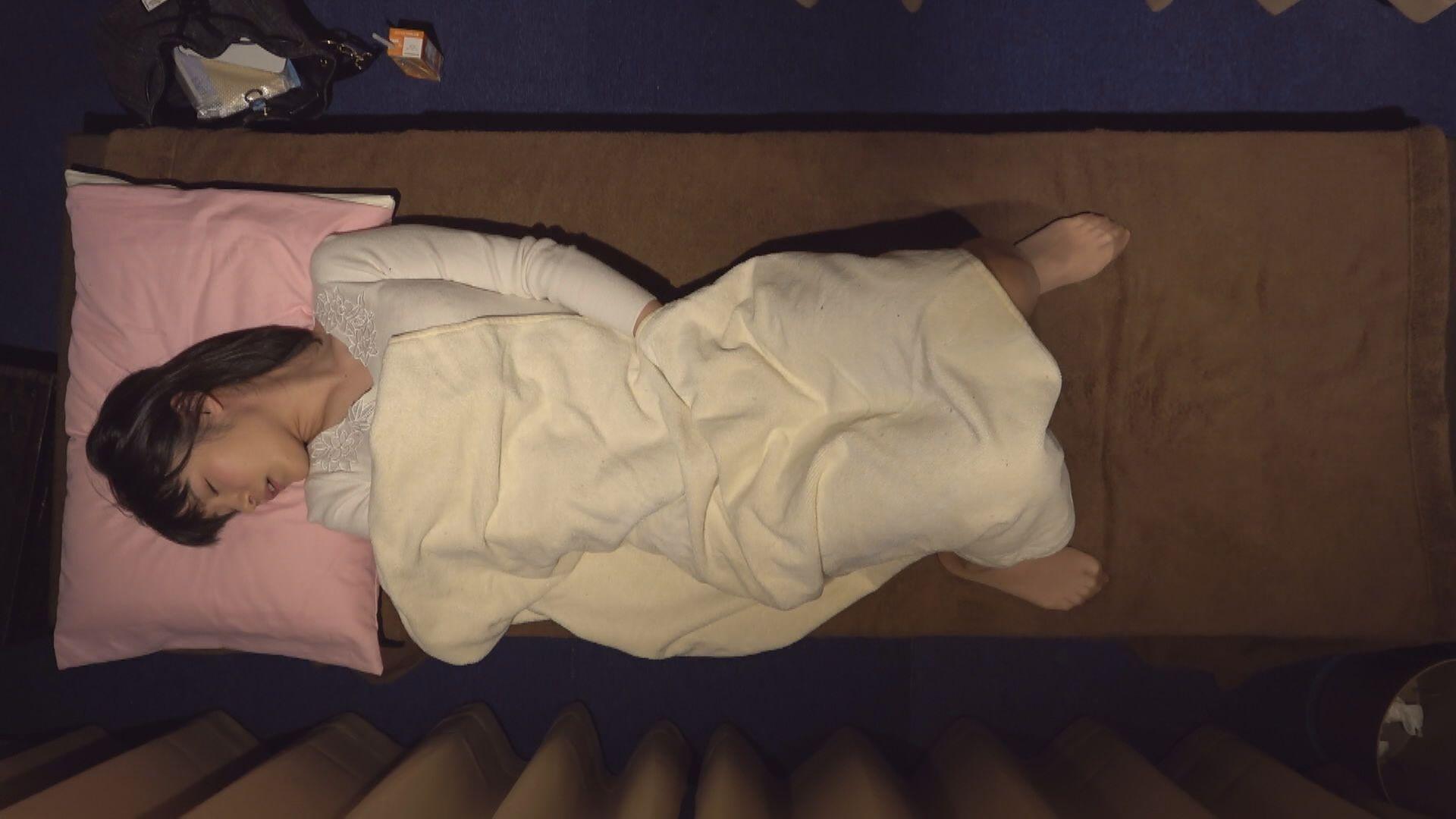 欲望全開OL震えイキ 睡眠カフェオナニー