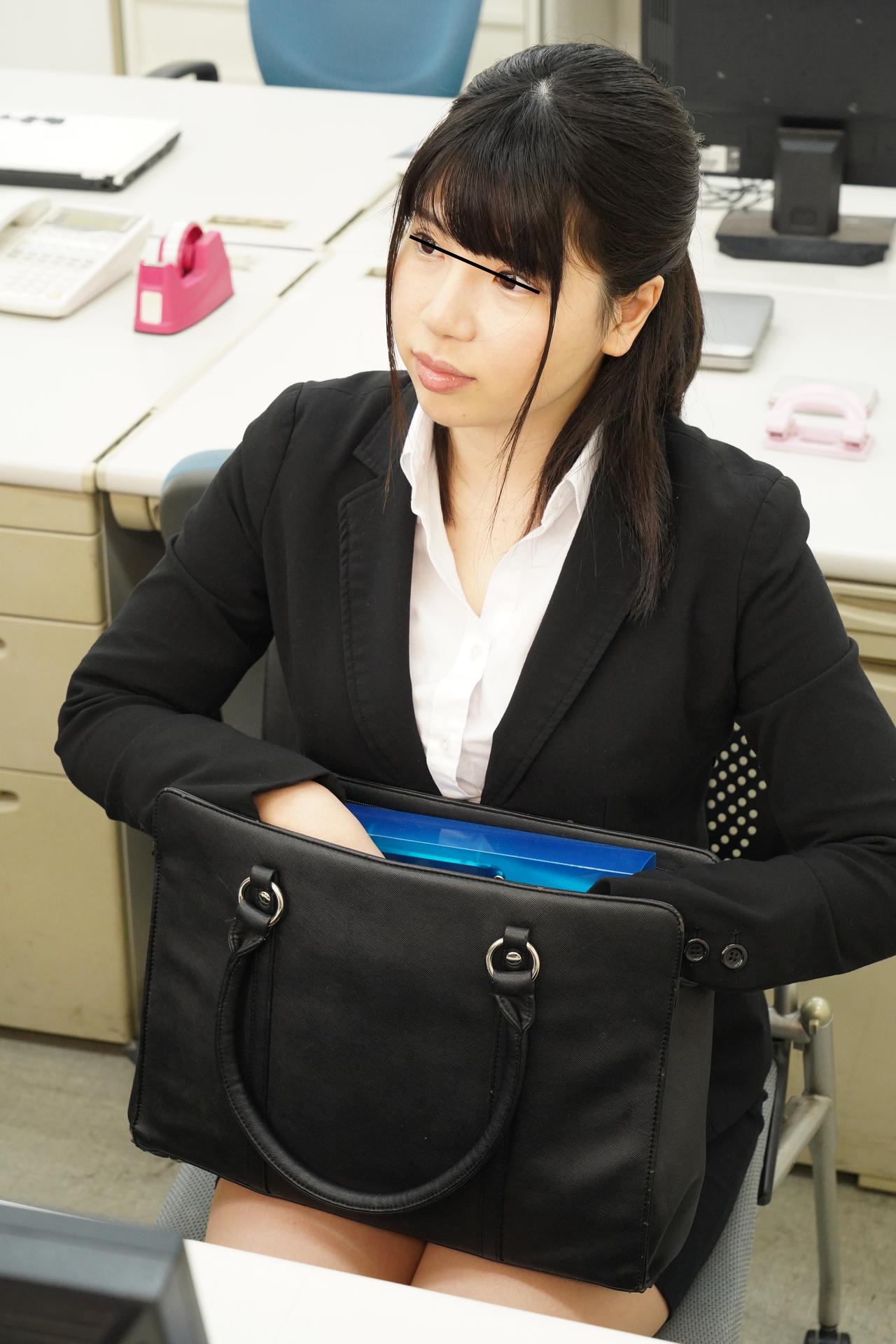 夏はビキニを着るんだと張り切る女子社員 社会人になったので今年こそはビキニを着て海辺でナンパされ、良い男とHしてやる!とヤル気満々な女子社員。『その前に買ったビキニが似合うか見てくれない?』と残業中に言われて仕方がないので見てやると…自分から見せてきたくせに恥ずかしそうにしている姿にソソられまくり大興奮!!練習台になってあげようか?と弄り出すと…もうバコバコやり放題!!この夏はまちがいなくヤリマンになれると太鼓判をおしてやりました!!