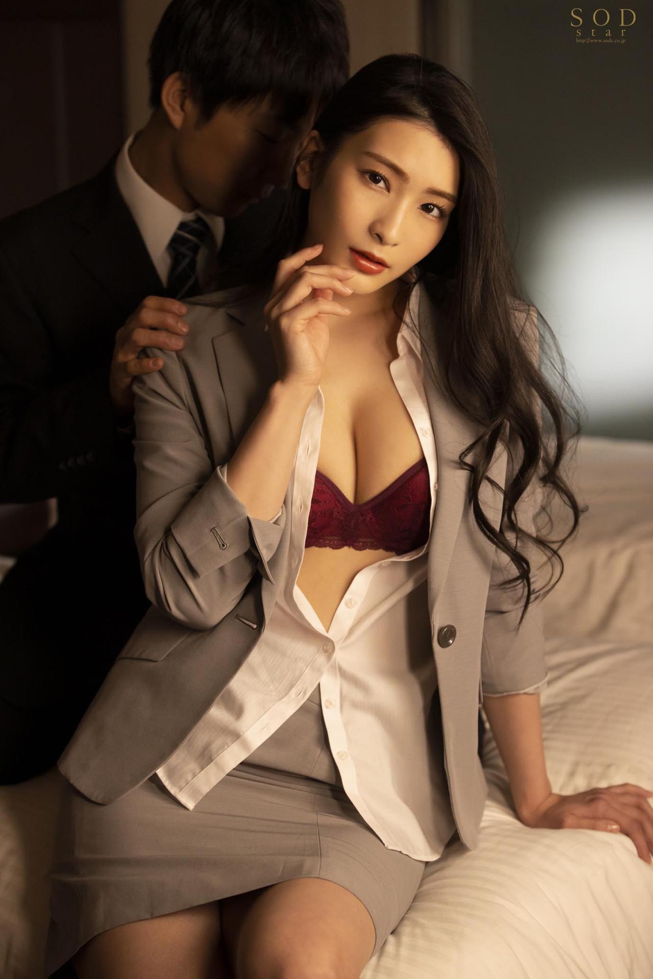 童貞部下と出張先でホテル相部屋 翌朝までベロチュウ姦され続ける化粧品メーカーの寝取られ女上司 本庄鈴
