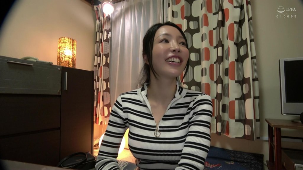 潮吹きで照れちゃう!スレンダー美ボディ奥さん