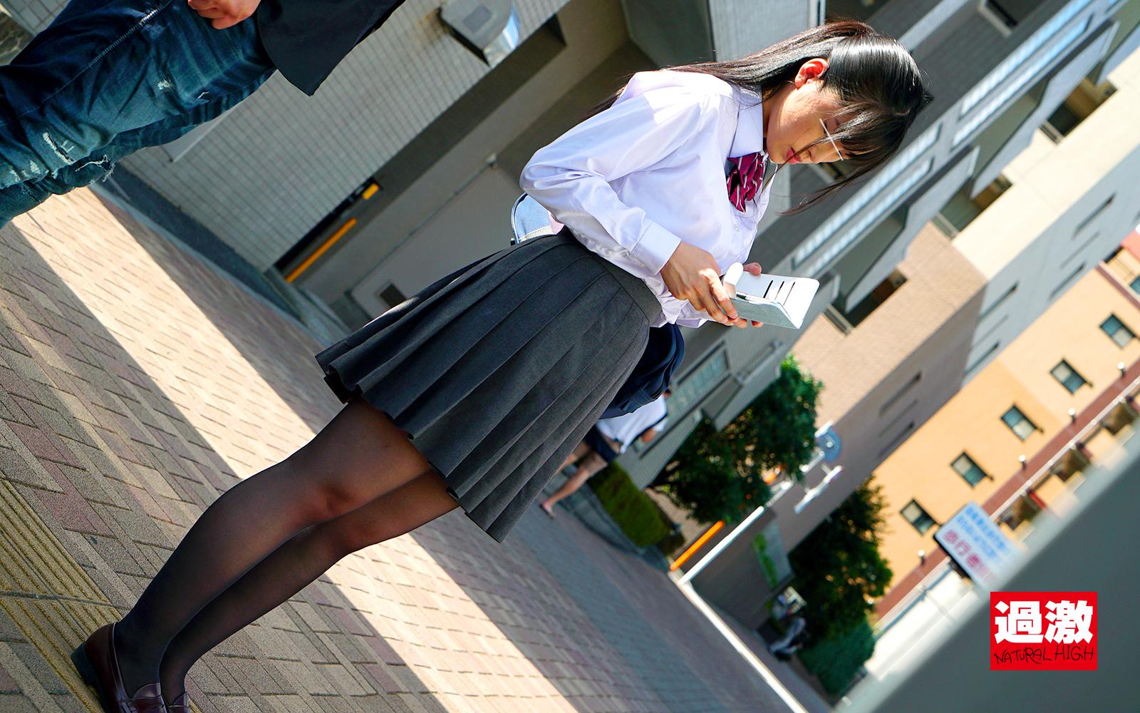 痴漢師にパンストの中でかき回し手マンされ美脚を震わせながらイキ潮を吹かされた女子○生