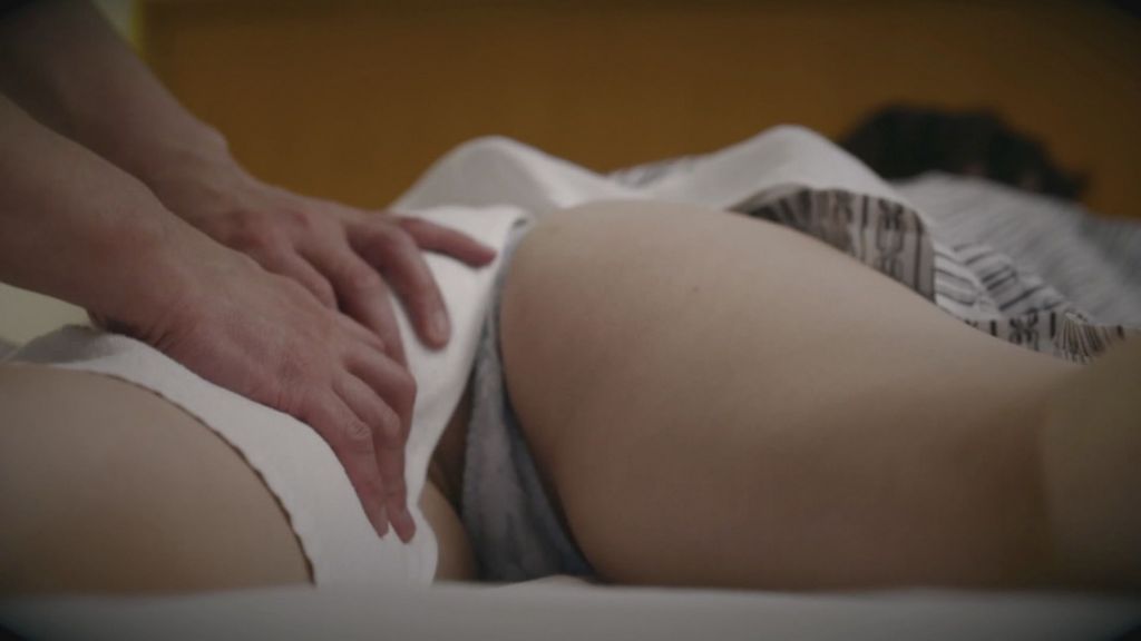 隠しカメラは見た！温泉宿のエッチなマッサージ！自分で入れちゃう欲求不満妻