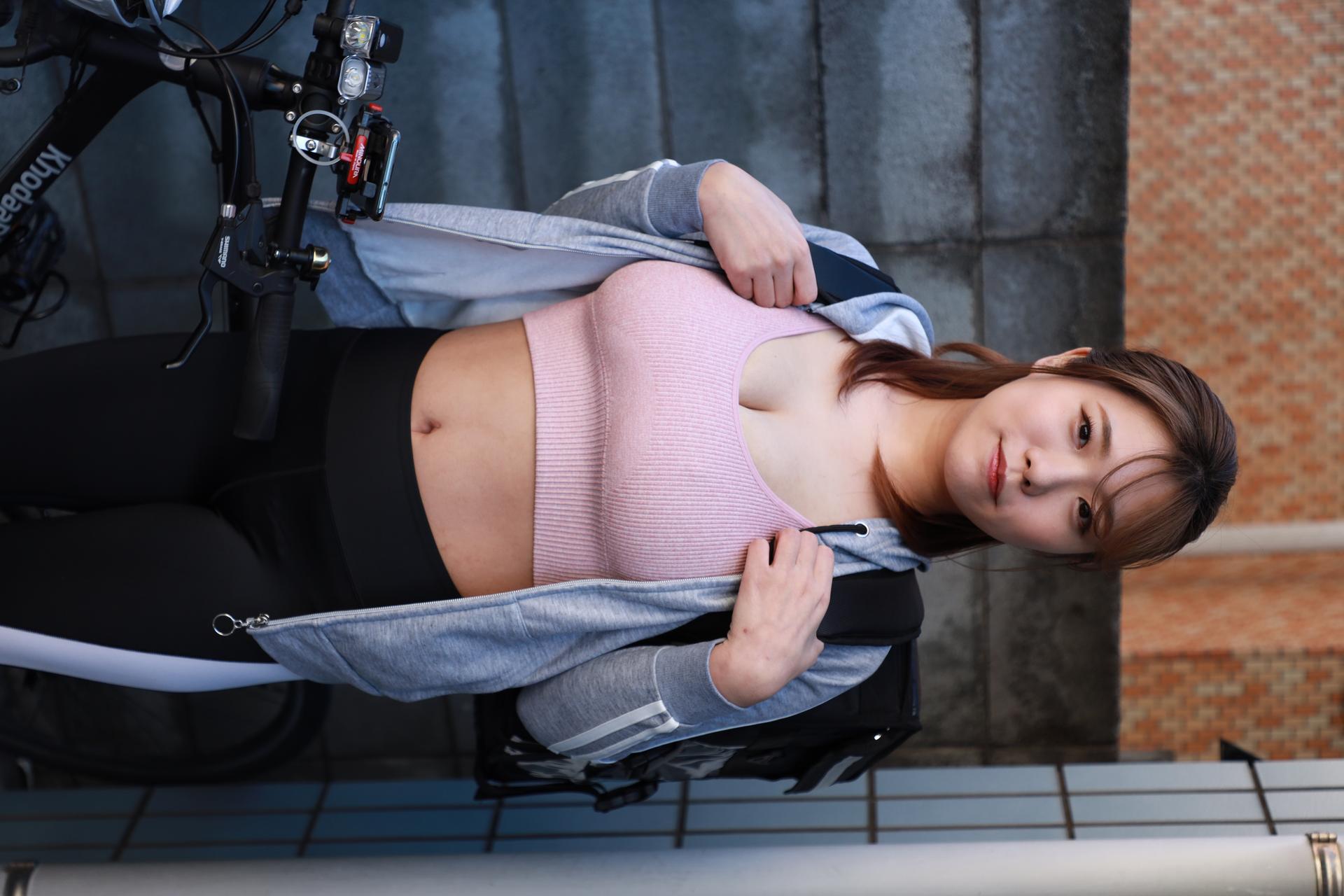 宅配デリバリー爆乳女子大生 おじさん大好きアニオタ爆乳コスプレイヤー全身性感帯でイキまくり!!