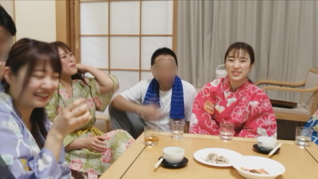人妻と夢の4P!?W中出しSEX!!