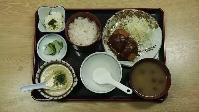 「荒川区 西尾久の炎の酒鍋と麦とろ飯」