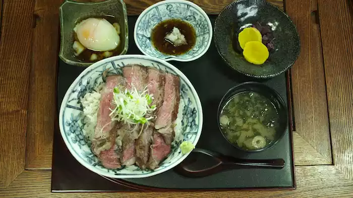 「神奈川県足柄下郡 箱根町のステーキ丼」
