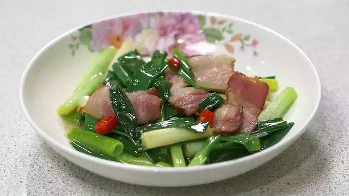 「台湾宜蘭県 羅東の三星葱の肉炒めと豚肉の紅麹揚げ」