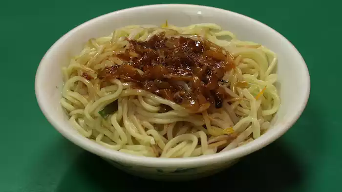 「台湾台北市 永楽市場の鶏肉飯と乾麺」