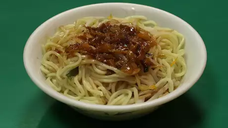 「台湾台北市 永楽市場の鶏肉飯と乾麺」