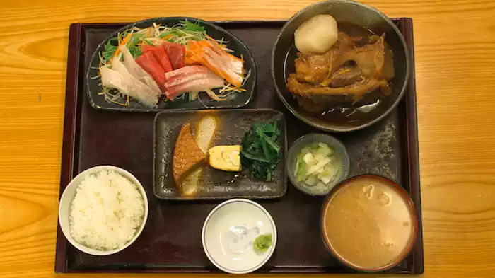 「東京都目黒区 大岡山の九絵定食となめろう冷茶漬け」